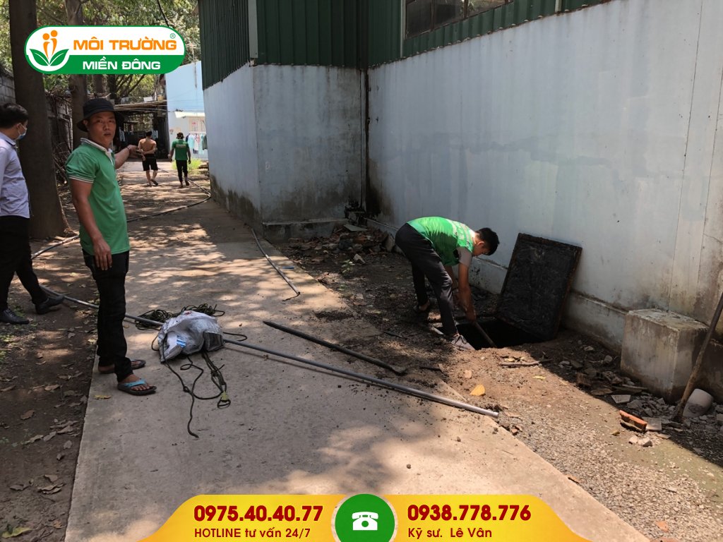 Đội thợ nạo vét hố ga chung cư