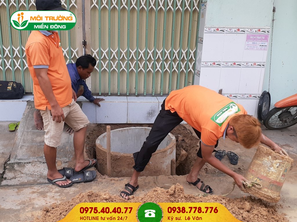 Đội thợ sửa chữa hầm cầu