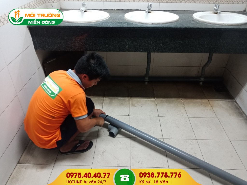 Đội thợ sửa chữa nhà vệ sinh