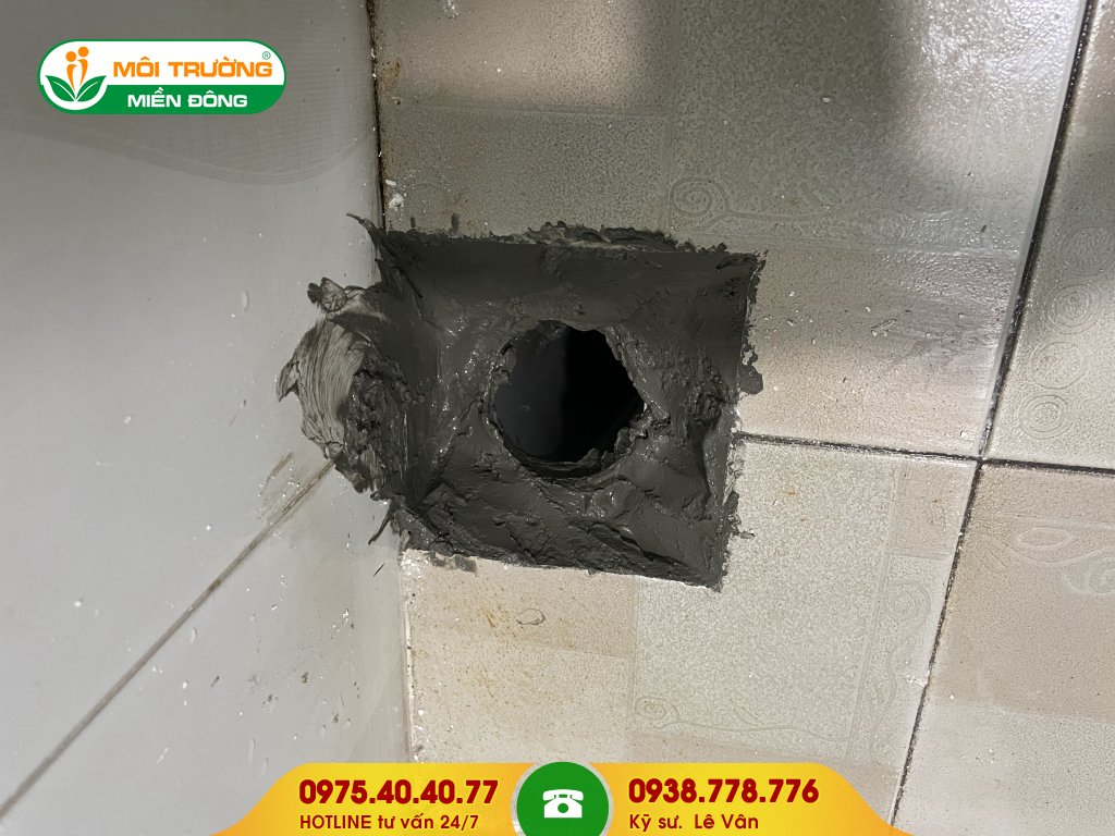 Đội thợ sửa chữa cải tạo nhà vệ sinh